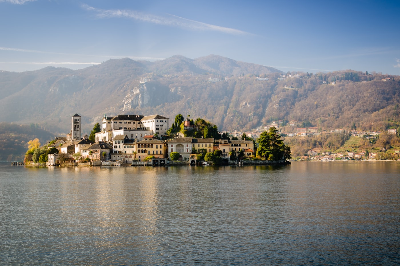 L'isola di San Giulio con le montagne alle spalle, nella luce del pomeriggio