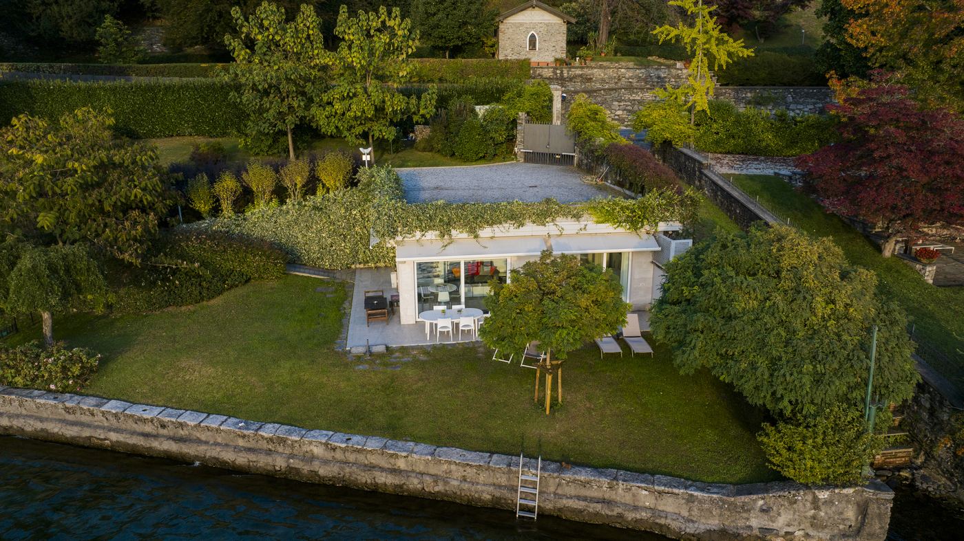 Veduta aerea di un giardino digradante sulla riva del lago d'Orta