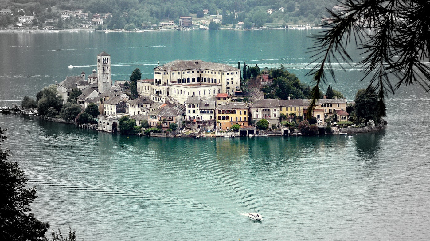 L'isola di San Giulio vista dall'alto, con l'acqua verde del lago d'Orta