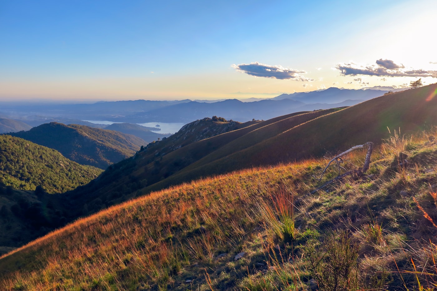 Prati del Mottarone al tramonto, con il lago sullo sfondo