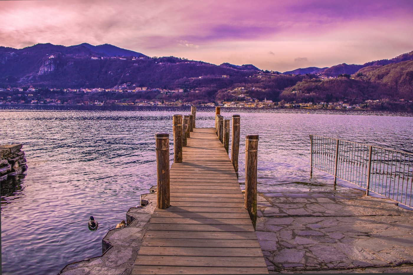 Pontile in legno sul lago d'Orta al tramonto