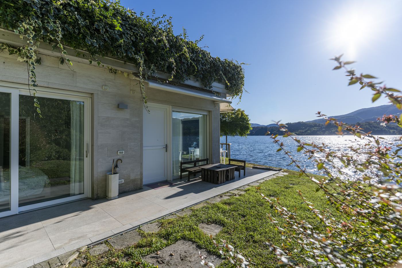 Terrazza con vetrate scorrevoli affacciata sul lago
