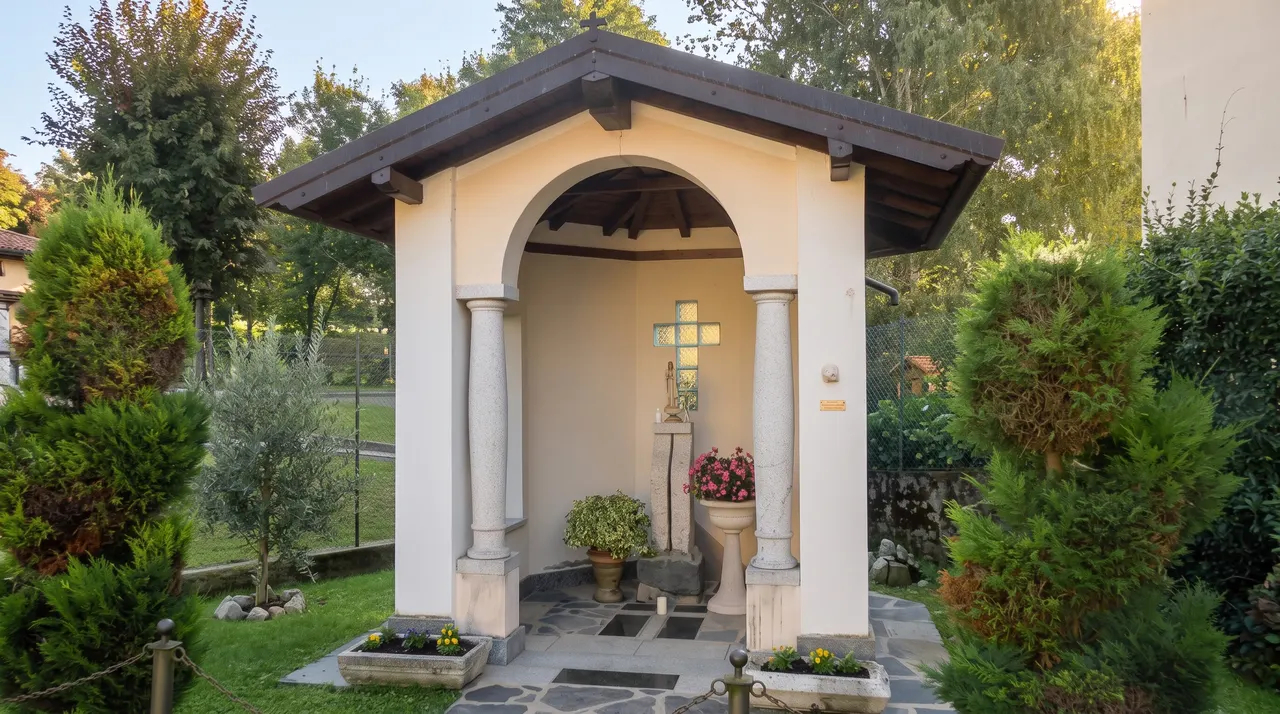 Eine Kapelle zwischen den Gärten von Bolzano Novarese