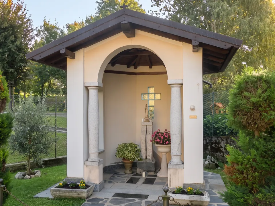 Eine Kapelle zwischen den Gärten von Bolzano Novarese