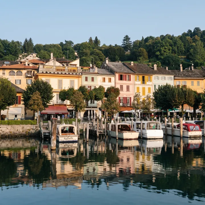 Die Bootsstege an der Piazza Motta in Orta
