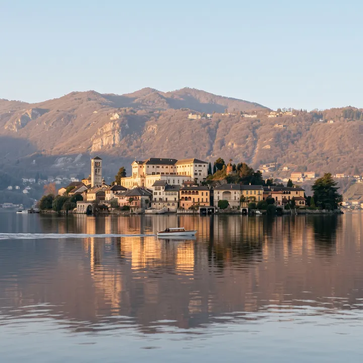 Die Insel San Giulio mit Basilika und Glockenturm
