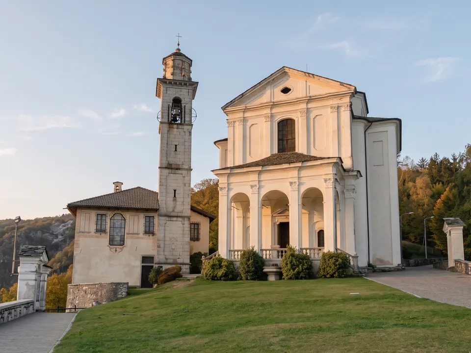 Das Heiligtum Madonna del Sasso über dem See