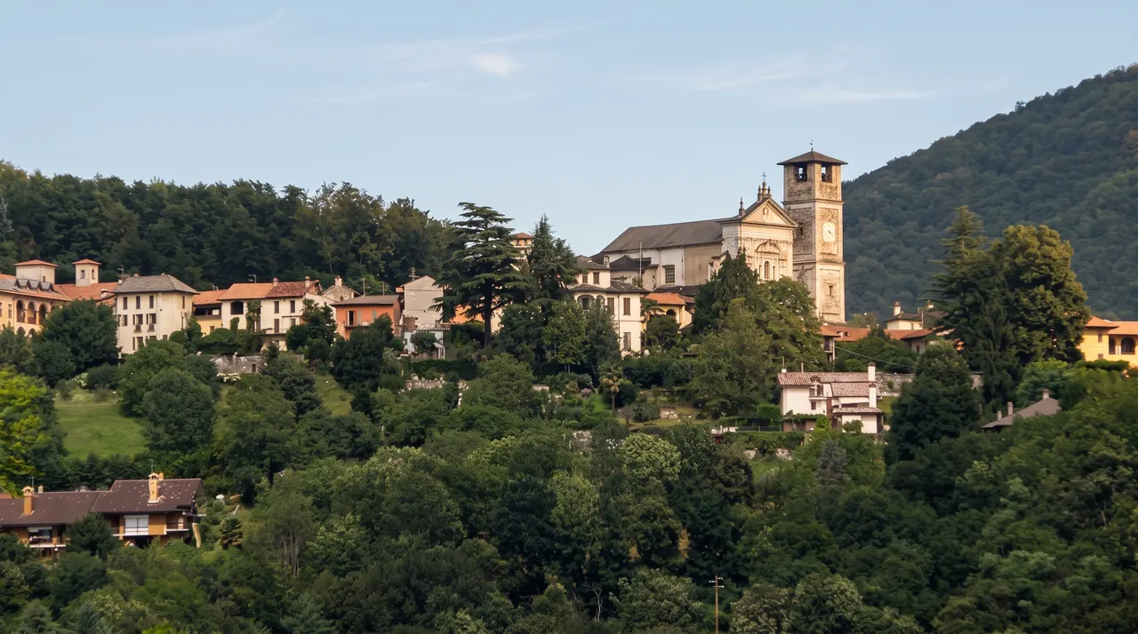 Miasino zwischen den Wäldern, mit Kirche und Glockenturm