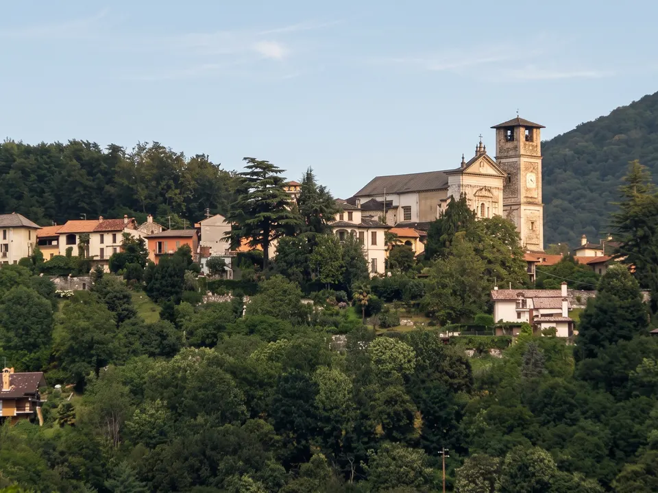 Miasino zwischen den Wäldern, mit Kirche und Glockenturm