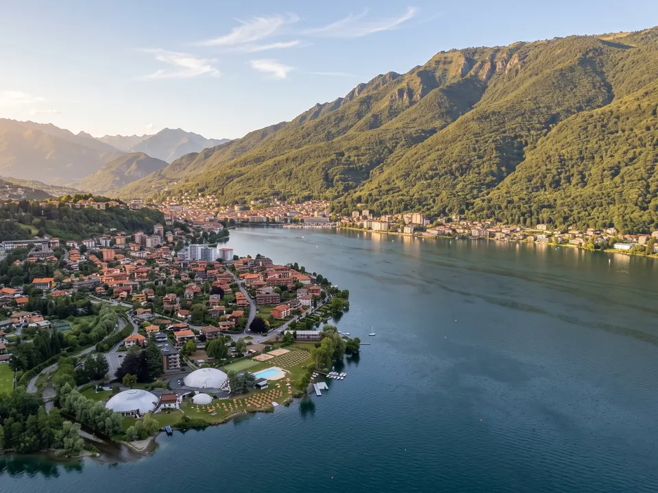 Omegna und das Nordende des Ortasees von oben