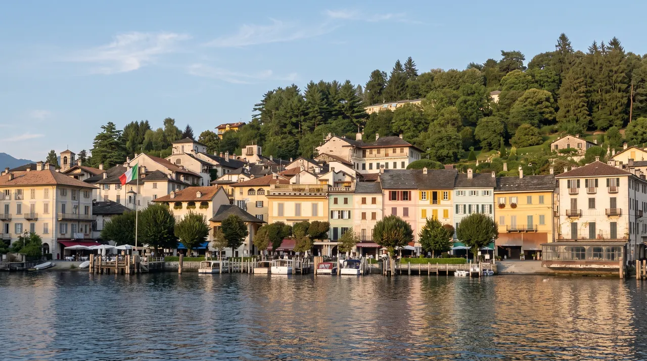 Orta San Giulio vom See aus, die Häuser der Piazza Motta und die Stege