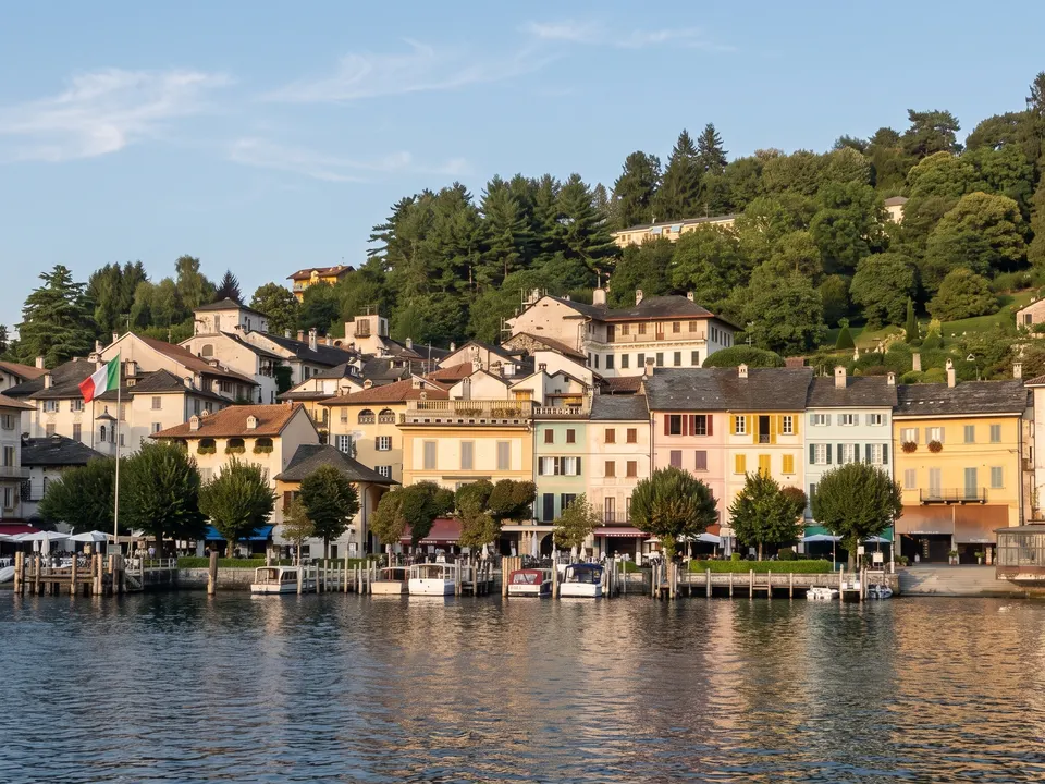 Orta San Giulio vom See aus, die Häuser der Piazza Motta und die Stege